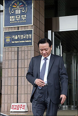 박근혜 대통령이 광복 70주년을 맞아 특별사면을 시행하겠다고 밝힌 13일 사면심사위원장을 맡게 될 김현웅 법무부 장관이 과천 법무부 청사를 나서고 있다.ⓒ연합뉴스
