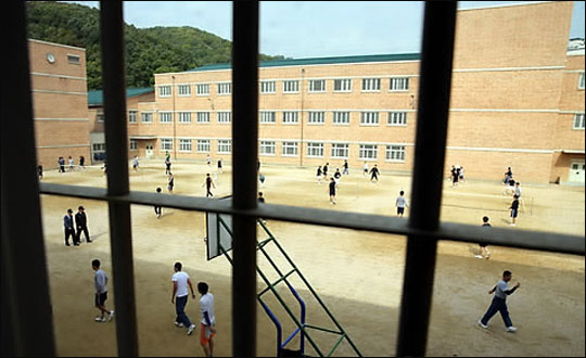 박근혜 대통령의 8.15 특사 언급이후 이번에야말로 기업인들을 사면 대상에 포함시켜야한다는 목소리가 높다. 사진은 서울에 위치한 한 교도소 내부 풍경.ⓒ연합뉴스