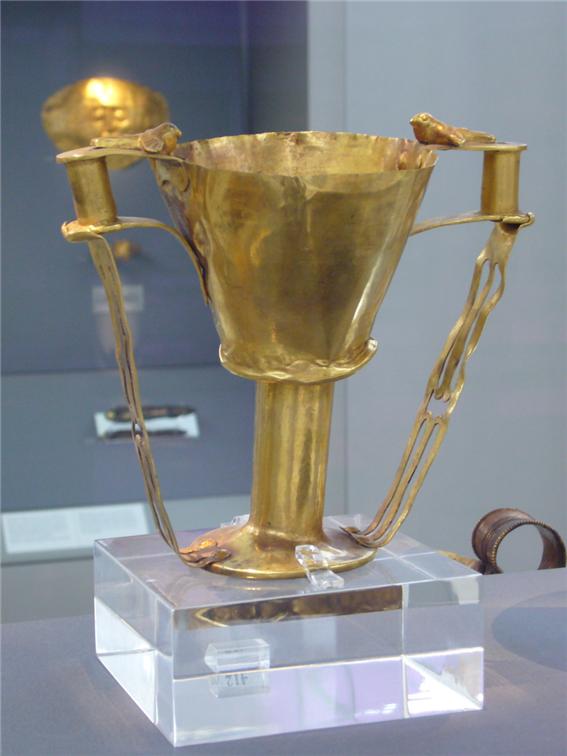 ‘네스토르의 컵‘, 필로스 왕궁에서 발굴된 황금 잔이다. 왕들이 사용했을 것으로 추정하여 ’네트토르의 컵‘이란 이름이 붙었다. 아테네 국립 고고학 박물관 
