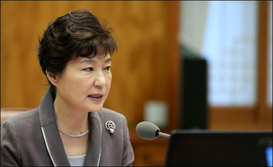 박근혜 대통령이 13일 청와대에서 열린 수석비서관회의에서 "지금 국민들 삶에 어려움이 많은데 광복 70주년의 의미를 살리고 국가 발전과 국민대통합을 이루기 위해 사면을 실시할 필요가 있다고 생각한다"고 발언하고 있다.ⓒ연합뉴스