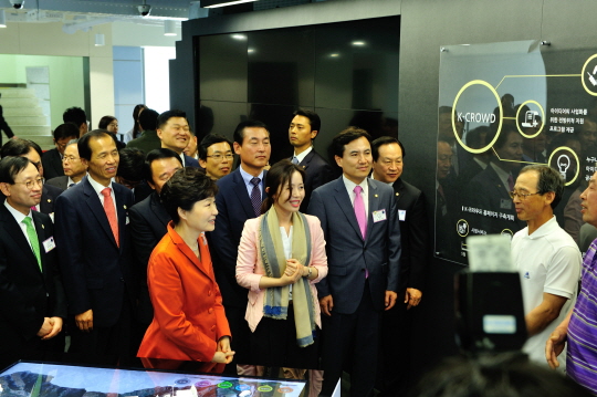 박근혜 대통령이 강원 창조경제혁신센터를 둘러보고 있다. ⓒ네이버