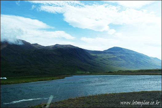 Reykjavik에서 Husavik으로 가는 차 안에서 보이는 풍경. ⓒ Get About 트래블웹진