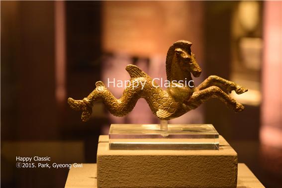 바다의 신 포세이돈을 상징하는 청동 해마 상이다. 기원전 5세기~1세기경 제작된 것으로 추정되며 신전에 봉헌된 독특한 작품으로 예술성이 뛰어나다. 칼라마타 메세니아 고고학 박물관 ⓒ박경귀 