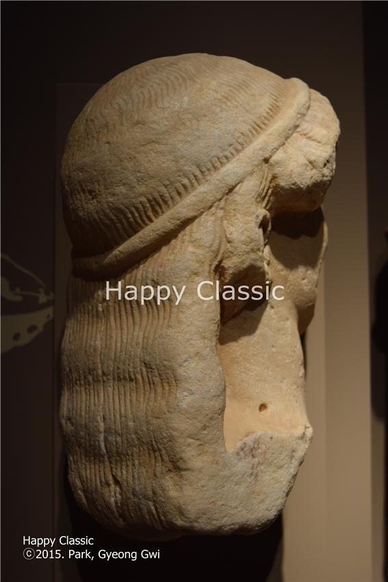 아폴론의 두상이다. 길 이정표인 헤르마(Herma)에 부조된 것이다. 3세기경 제작, 칼라마타 메세니아 고고학 박물관 ⓒ박경귀 