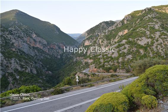 타이게토스 산의 계곡 허리를 휘감고 도는 험준한 협곡도로이다. 메세니아와 스파르타 사이를 왕래하는 도로 가운데 가장 잘 포장된 도로이다. ⓒ박경귀 