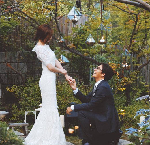배용준 박수진이 27일 오후 6시 서울 광진구 쉐라톤 그랜드 워커힐 애스톤하우스에서 양가 친척과 지인이 모인 가운데 결혼식을 올렸다.ⓒ배용준 인스타그램