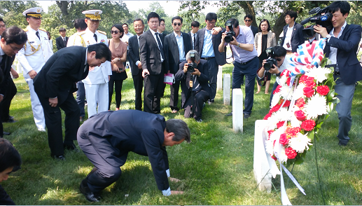 미국을 방문중인 김무성 새누리당 대표가 26일(현지시간) 알링턴 국립묘지에 안장된 월튼 워커 장군 묘소를 찾아 '재배'하고 있다. ⓒ데일리안 최용민 기자