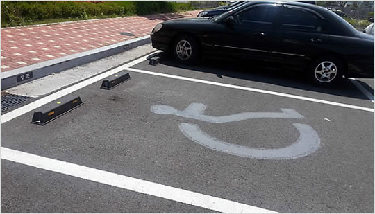장애인전용주차구역에서의 주차 방해 행위에 대해 29일부터 50만원의 과태료가 부과된다.(자료사진) ⓒ연합뉴스