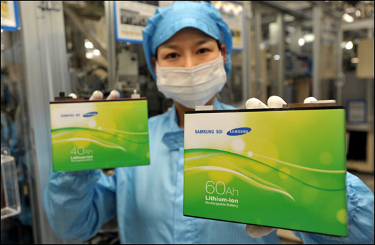 삼성SDI 울산 공장에서 한 직원이 라인에서 생산된 중대형전지를 선보이고 있다. ⓒ삼성SDI