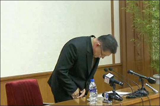 지난 1월 북한에 입국한 뒤 억류된 한국계 캐나다인 임현수 목사(60)가 30일 평양 인민문화궁전에서 기자회견을 하면서 허리를 숙여 인사하고 있는 모습.ⓒ연합뉴스