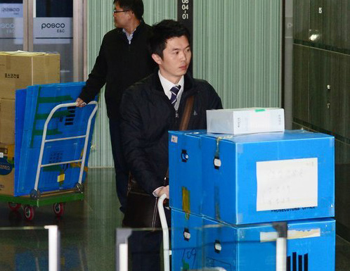 검찰 수사관들이 지난 3월 13일 인천시 연수구 포스코건설 건물에서 압수수색을 마친 뒤 압수품을 가지고 나오고 있다.ⓒ연합뉴스