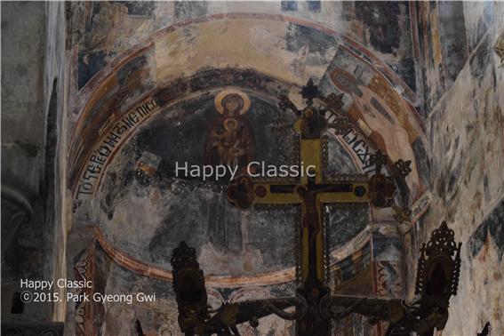 성 디미트리오스 교회의 본당 제단 쪽 돔에 그려진 성모상이다. 14세기 프레스코화이다. ⓒ박경귀 