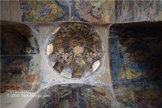 교회의 중앙 돔에 '전능자 그리스도상'이 있다. 상단 오른쪽에 '그리스도의 탄생'의 일부가 보인다. ⓒ박경귀 