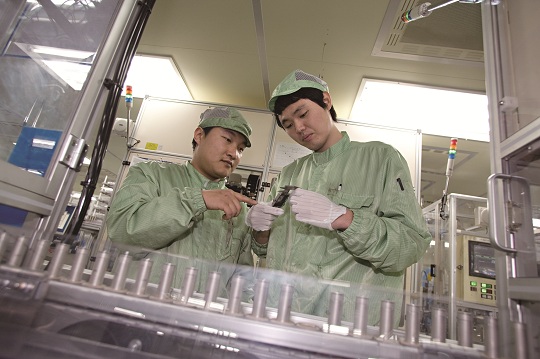 삼성SDI 2차전지 제조라인에서 직원들이 생산된 제품을 살펴보고 있다. ⓒ삼성SDI
