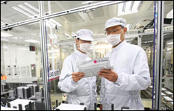LG화학 직원들이 LG화학 충북 청원 오창 전기차 배터리 공장에서 생산된 배터리 셀을 검사하고 있다. ⓒLG화학