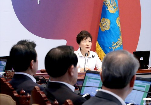 박근혜 대통령이 4일 청와대에서 열린 영상국무회의에서 모두발언하고 있다. ⓒ연합뉴스