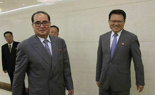 리수용 북한 외무상(왼쪽).ⓒ연합뉴스