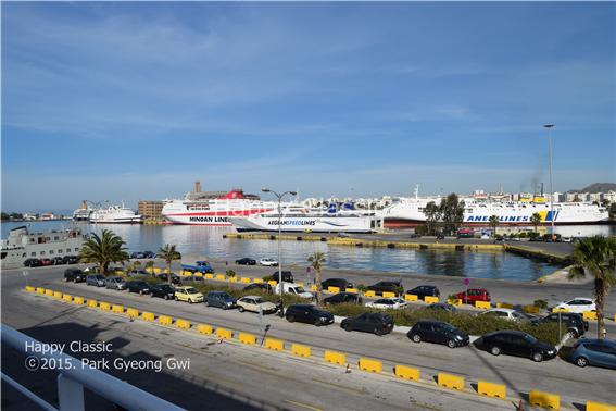 관광 크루즈가 즐비하게 정박해 있는 피레아스 항구 ⓒ박경귀