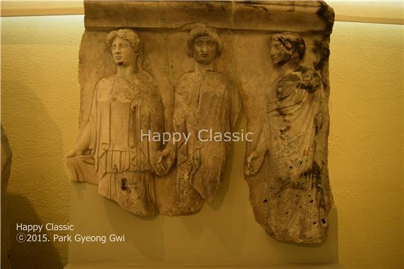 삼미신(The Three Graces, 三美神)의 모습이다. 기원전 470년경 작품이다. 보이오티아 조각가가 제작한 것으로 추정한다. 삼미신 상은 후대 화가 및 조각가들이 자주 다른 작품소재였다. 피레아스 고고학 박물관 ⓒ박경귀 ⓒ