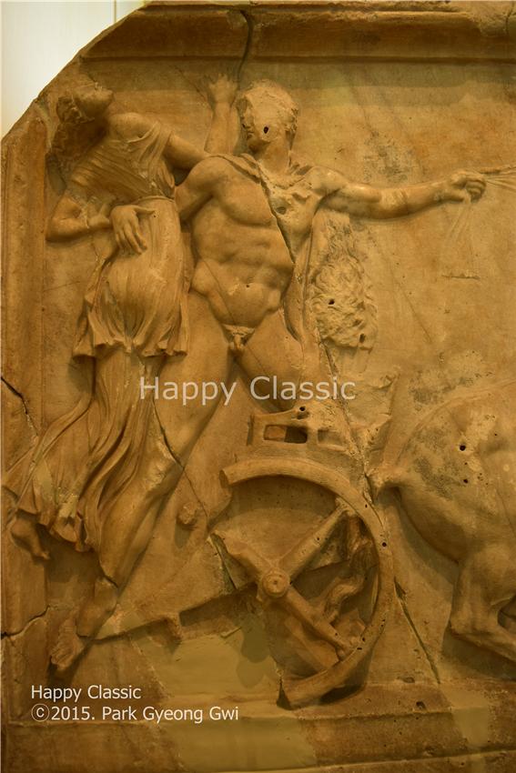 아테네의 영웅 테세우스가 헬레네를 납치했던 신화를 묘사하고 있다. 테세우스의  손아귀에서 벗어나려 애쓰는 헬레네의 몸부림이 생동감이 넘친다. 피레아스 고고학 박물관 ⓒ박경귀