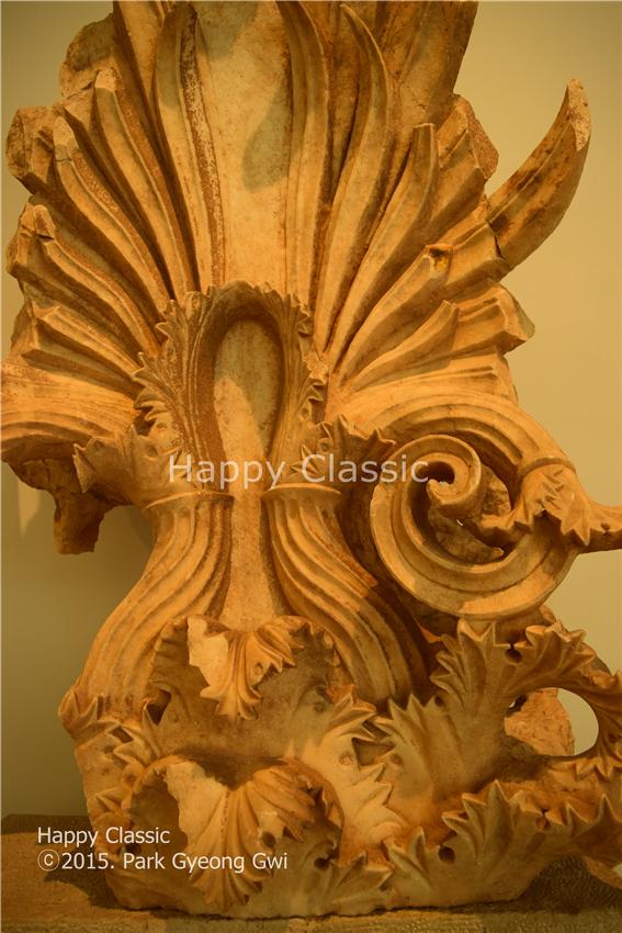 무덤 비석을 장식한 조각이다. 종려나무 잎과 아칸서스 잎을 화려하게 부조했다. 피레아스 고고학 박물관 ⓒ박경귀