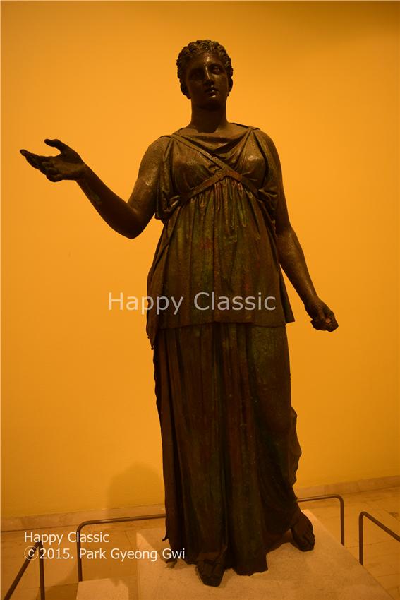아르테미스 여신 청동상이다. 기원전 4세기 중엽의 원작이다. 피레아스 고고학 박물관 ⓒ박경귀 