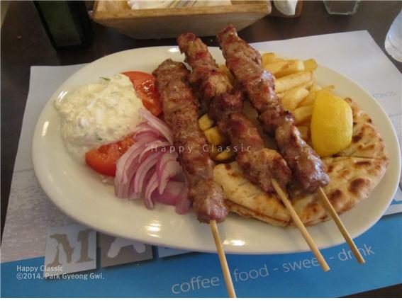 미코노스 섬에서 맛본 그리스 전통 음식 수블라키 ⓒ박경귀 