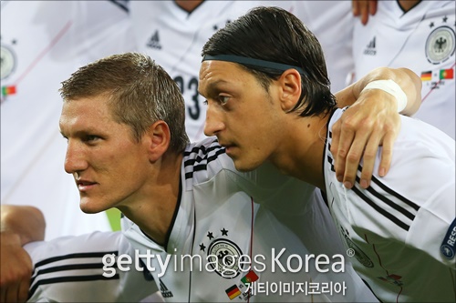 외질이 독일대표팀 동료 슈바인슈타이거를 옹호했다. ⓒ 게티이미지
