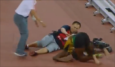 우사인볼트가 200m결승 후 트랙을 돌다가 카메라맨과 충돌하는 사고를 당했다. 유튜브 영상 캡처