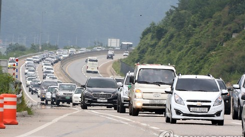 지난 23일 강원 평창군 진부면 영동고속도로 상행선이 마지막 여름휴가를 보내고 귀경하려는 차들로 붐비고 있다. ⓒ연합뉴스