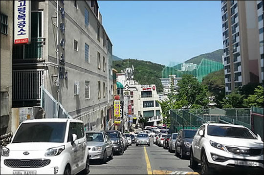 서울시는 보행자 안전을 위해 9월부터 보도와 횡단보도, 버스 정류장 부근에서 불법 주·정차를 할 경우 차량에 운전자가 타고 있더라도 단속 대상이라고 31일 밝혔다.(자료사진)ⓒ연합뉴스