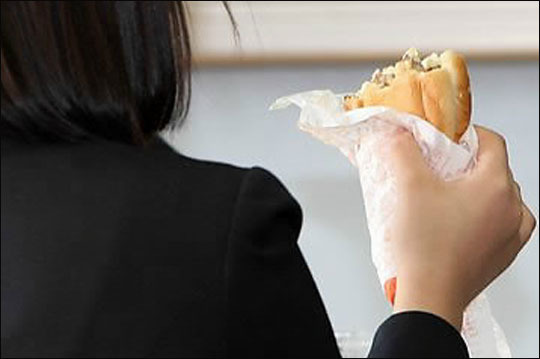 ‘햄버거의 유래’가 네티즌들 사이에서 화제다.(자료사진)ⓒ연합뉴스