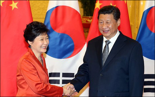 박근혜 대통령과 시진핑 중국 국가주석이 2일 한중 정상회담을 갖기로 했다. 사진은 지난해 11월 방중 당시 베이징 인민대회당에서 열린 한-중 정상회담 때 밝은 표정으로 악수하는 양국 정상.ⓒ연합뉴스
