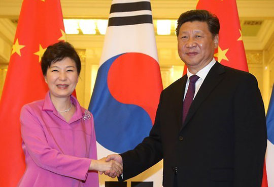 박근혜 대통령과 시진핑 중국 국가주석이 2일 베이징 인민대회당에서 열린 한·중 정상회담에서 악수하고 있다.ⓒ연합뉴스