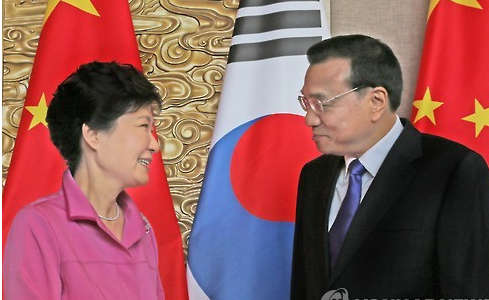 박근혜 대통령이 2일 오후 중국 베이징 댜오위타이(釣魚臺)에서 리커창 중국 총리를 면담하기에 앞서 악수한 뒤 대화하고 있다. ⓒ연합뉴스