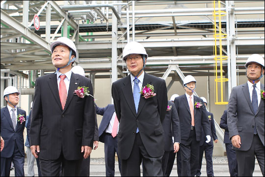 금호폴리켐 EPDM 4라인 준공식에 참석한 박찬구 금호석유화학그룹 회장(왼쪽에서 두번째)이 내빈과 함께 공장을 둘러보고 있다. ⓒ금호석유화학