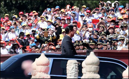 시진핑 중국 국가주석이 3일 오전 중국 베이징 톈안먼에서 열린 '항일(抗日)전쟁 및 세계 반(反)파시스트 전쟁 승전 70주년'(전승절) 기념행사에서 사열을 마치고 천안문 망루로 돌아가고 있다.ⓒ연합뉴스