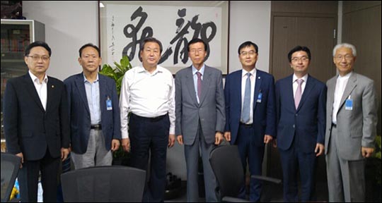 김무성 새누리당 대표가 북한인권법 통과를 위해 노력하는 시민단체들과 만나 "당장 9월 정기국회는 어렵지만, 19대 국회에서 통과시킬 수 있도록 노력하겠다"는 의지를 보였다. ⓒ김태훈 변호사