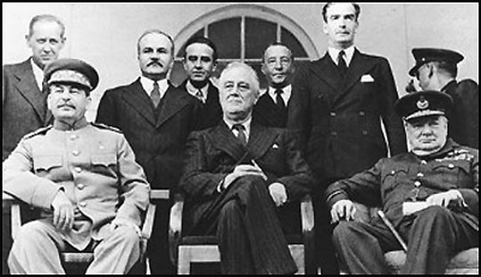 1945년 2월 크림반도 얄타에서 열린 회담에 참석한 스탈린, 루스벨트, 처칠.(사진 왼쪽부터) 동영상 화면 캡처.