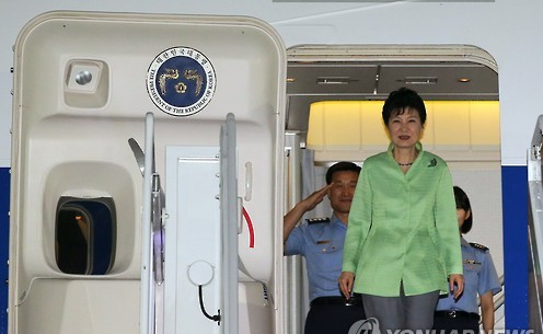 중국 방문 일정을 마친 박근혜 대통령이 4일 오후 서울공항에 도착, 전용기에서 내리고 있다. ⓒ연합뉴스