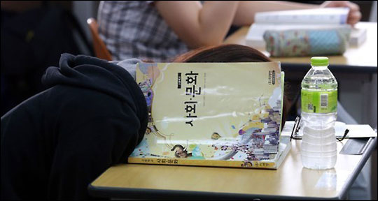 전국 중·고등학교에서 역사를 가르치는 사회과 교사 78%가 현행 검정체제인 한국사 교과서의 국정 전환에 반대하는 것으로 나타났다.(자료사진) ⓒ연합뉴스