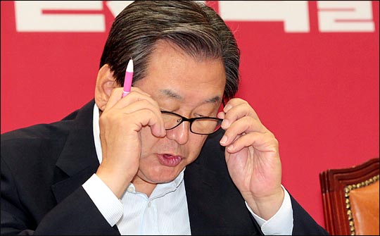김무성 새누리당 대표가 지난 9일 오전 국회에서 열린 최고중진연석회의에서 안경을 쓰고 있다. ⓒ데일리안 박항구 기자