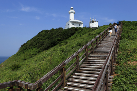 옹도등대 서쪽 산책로 계단과 등대모습 ⓒ 박상준