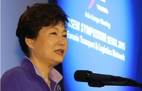 박근혜 대통령이 10일 서울 신라호텔에서 열린 유라시아 교통물류 국제심포지엄 개막식에서 축사하고 있다. ⓒ연합뉴스
