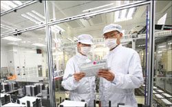LG화학 연구원들이 충북 오창공장 전기차 배터리 생산라인에서 양산된 배터리 셀을 검사하고 있다. ⓒLG화학