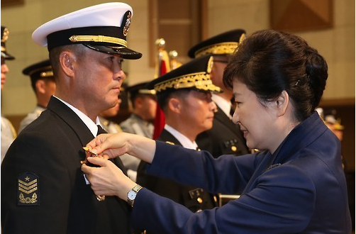 박근혜 대통령이 1일 계룡대 대강당에서 열린 건군 제67주년 기념식에서 지영호 해군 원사에게 대통령 표창을 수여하고 있다. ⓒ연합뉴스