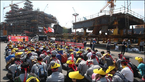 현대중공업 노동조합 해양사업본부 조합원들이 9월 11일 오후 울산시 동구 현대중공업 해양플랜트사업본부 건물 앞에서 파업 집회를 열고 있다.ⓒ연합뉴스