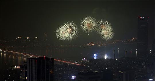 지난 3일 한강에서 열린 ‘서울세계불꽃축제’에서 크고 작은 안전사고가 잇따라 구조대원과 시민들의 가슴을 졸였다. ⓒ연합뉴스