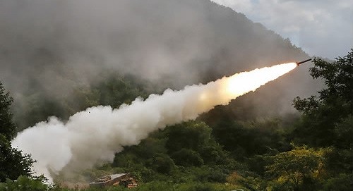 2013년 9월 25일 강원도 철원군 동송읍 담터계곡에서 미2사단 MLRS가 로켓을 발사하고 있다.(자료사진)ⓒ연합뉴스