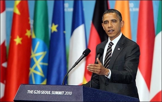 버락 오바마 미국 대통령이 2010년 11월 12일 서울 강남구 삼성동 코엑스에서 열린 G20 정상회의 후 내외신 기자회견을 갖고 있다.(자료사진) ⓒ서울 G20 정상회의 미디어센터 제공